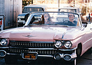 Cadillac Series 62 (1959) - Tommy und Lou Ann, alias Clint Eastwood und Bernadette Peters, im Auto