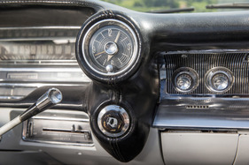 Cadillac Series 62 (1959) - Zeituhr passend integriert