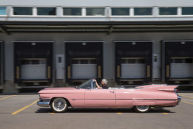 Cadillac Series 62 (1959) - die linke Hand braucht man eigentlich nicht zum Fahren