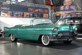 Bild Cadillac Series 62 Convertible (1956) - das achte Auto, das vom Band lief, "nut'n bolt" restauriert - an der Retro Classics Stuttgart 2013