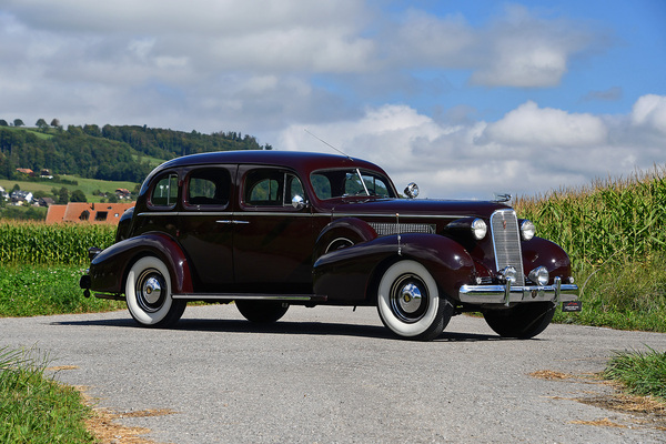Bild: Cadillac Series 65 Touring Sedan (1937) - Lot 76 an der Oktober-Versteigerung der Oldtimer Galerie am 12. Oktober 2024