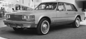Cadillac Seville (1975) - kleine Version mit elektronisch gesteuerter Einspritzanlage für den 5,7-Liter-V8-Motor - Internationale Automobilausstellung (IAA) in Frankfurt 1975