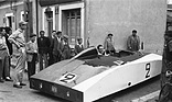 Bild: Cadillac Spider 'Le Monstre' (1950) in Le Mans 1950 – Briggs Cunningham macht sich im Le Monstre auf den Weg zur Rennstrecke von Le Mans. Ein typisches Foto von Frankreich der 50er Jahre