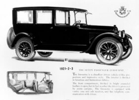 Cadillac Type 61 Seven Passenger Limousine (1922) – "Town Car" mit Chauffeur im Freien