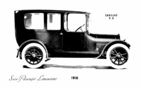 Cadillac V-8 Seven-Passenger Sedan (1916) – "Town Car" mit Chauffeur im Freien