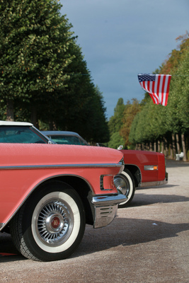 Cadillac in Pink, Flagge in Blau-Rot-Weiss - Classic-Gala Schwetzingen 2020