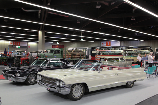 Bild: Cadillac und Ford Thunderbird auf dem Stand des Classic Car Team Franken - Retro Classics Bavaria 2016