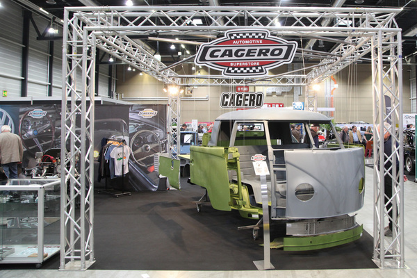 Cagero zeigt einen VW Bus T1 mit Ersatzblechteilen - Swiss Classic World Luzern 2019