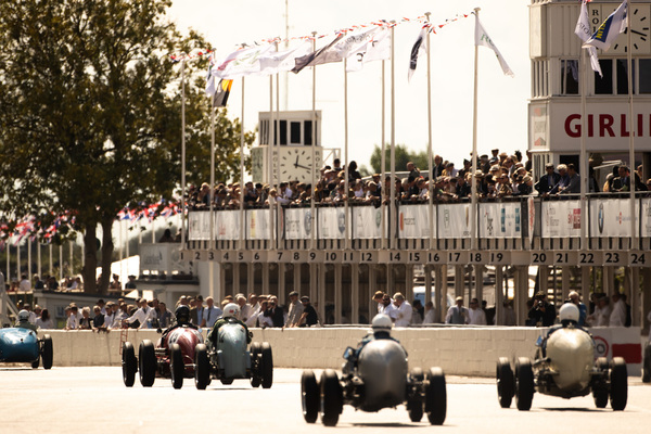 Callum Lockie setzt sich auf einem Maserati 6CM bei der Goodwood Trophy durch -Goodwood Revival 2018