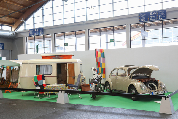 Camping-Szenario mit VW Käfer aus dem Jahr 1967 - Klassikwelt Bodensee 2024