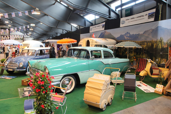 Camping-Szene mit amerikanischem und deutschem Zugwagen - Swiss Classic World Luzern 2019