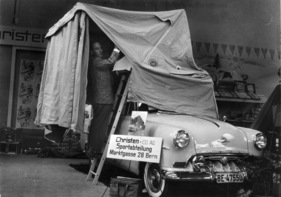 Camping mit Opel - ... eins, zwei, drei aufbauen ... - Genfer Automobilsalon 1956