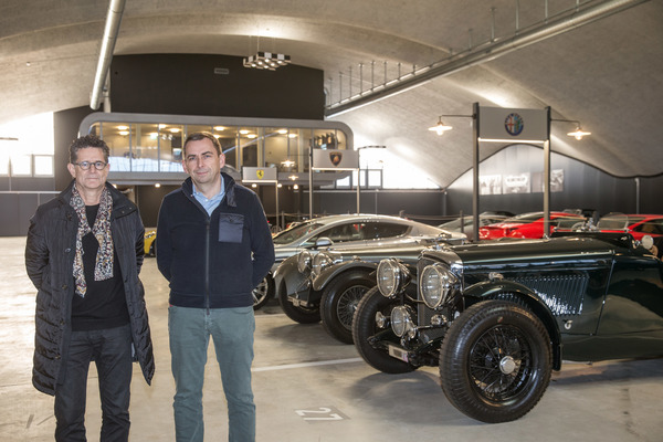 Bild Car-Lounge-Macher unter sich - Adrian C. Gattiker (links) und Christian Gell (rechts) in der stützenlosen "Isler Halle" in Emmend