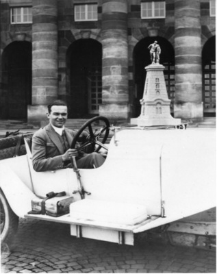 Image: Caracciola with winner's trophy