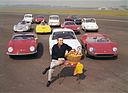 Carlo Abarth vor seinen Autos im Jahr 1965