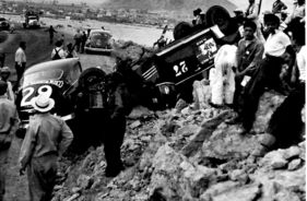 Carrera Panemericana 1950 - Eine Meile vor dem Ziel in Durango kamen ein Cadillac und ein Nash von der Strecke ab