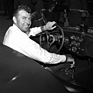 Carroll Shelby am Lenkrad seiner Cobra