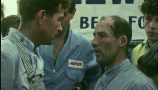 Carroll Shelby fuhr in Europa gegen Topfahrer wie Stirling Moss (rechts) - Standbild aus dem Film The Snake and the Stallion