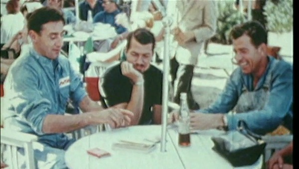 Carroll Shelby (rechts) lehrt seinem Co-Pilot Roy Salvadori (links) das Kartenspiel Gin Rummy - Standbild aus dem Film The Snake and the Stallion