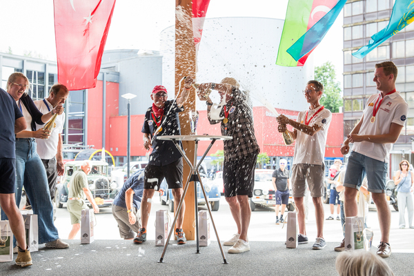 Champagner-Feier - Ankunft in Luzern - Peking to Paris Motor Challenge 2025