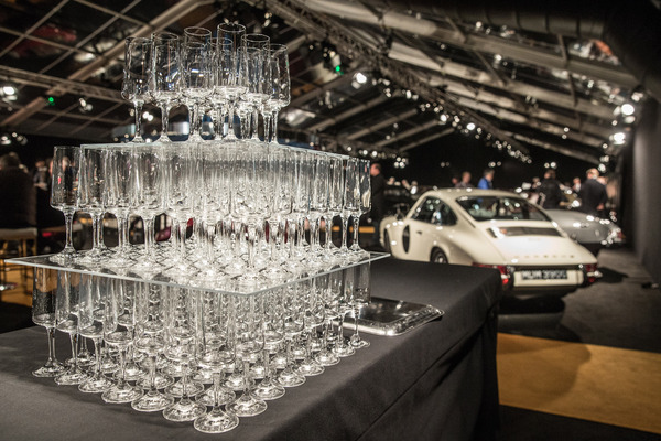 Champagner zum Feiern, die Gläser stehen bereit - RM/Sotheby's Versteigerung in Paris am 3. Februar 2016