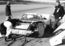 Chaparral 2D (1966) in Daytona 1966 - Boxenstop des Chaparral Prototypen zwecks Lenkungsschaden - rechts steht Vater der Chaparrals Jim Hall
