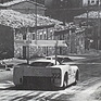 Bild: Chaparral 2F (1967) – Dorfeinfahrt bei der Targa Florio
