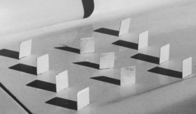 Kleine Leitbleche zur Beschleunigung der Grenzschicht (Luftströmung an der Karosserie), um Heck-Kühler und -Flügel wirksamer anzuströmen.