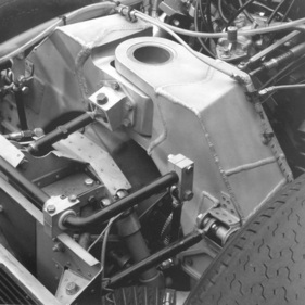 Chaparral 2H (1969) – die Hinterache mit mächtigem, verschweisstem De-Dion-Bogen