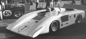 Chaparral 2H (1969) – mit offenem Cockpit, Spoiler hinten und Flügel-Ecken vorn Chaparral 2H (1969) – mit offenem Cockpit, Spoiler hinten und Flügel-Ecken vorn