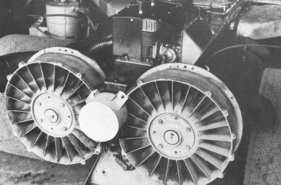 Chaparral 2J (1970) – Die Ventilatoren der ersten Version. Der Riemenantrieb liegt noch (in Fahrtrichtung) davor Chaparral 2J (1970) – Die Ventilatoren der ersten Version. Der Riemenantrieb liegt noch (in Fahrtrichtung) davor