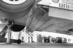 Chaparral 2J (1970) – Die vordere Querschürze streifte den Boden, um das Eindringen von Luft in den abgesaugten Raum zu verhindern Chaparral 2J (1970) – Die vordere Querschürze streifte den Boden, um das Eindringen von Luft in den abgesaugten Raum zu verhindern