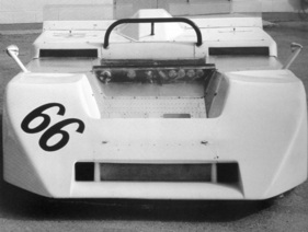Chaparral 2J (1970) – Kantig im Querschnitt. Vorne der Lufteinlass für den Kühler, seitlich für die Verbrennungsluft Chaparral 2J (1970) – Kantig im Querschnitt. Vorne der Lufteinlass für den Kühler, seitlich für die Verbrennungsluft