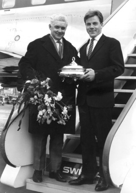 Charles Vögele (links) bei seiner Rückkehr aus Sebring auf dem Flugplatz Kloten Zürich mit dem treuen Mechaniker Robert Schittli