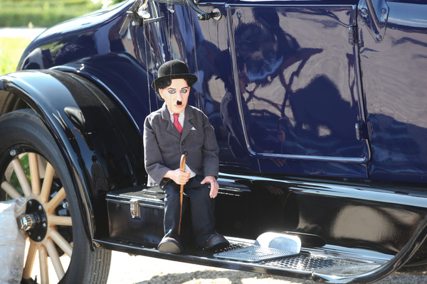 Charlie Chaplin als Puppe neben dem Ford Model T - Classic-Gala Schwetzingen 2018