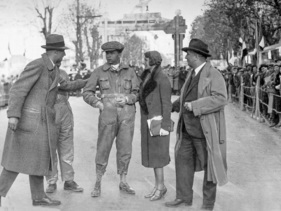 Charly Caracciola mit ihrem Mann, Alfred Neubauer rechts im Bild - Mille Miglia (1931)