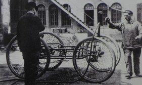 Chassis Peugeot Type 3 von 1895. Das Kühlwasser wird in die Chassisrohre eingefüllt