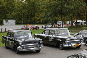 Chevrolet 150 4-Door Sedan (1957) – in seiner chromlosen Schlichtheit fast eleganter als ein Bel Air. Rechts ein '56er Modell – Albisgütli Classic Cars & Bikes 2024