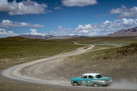 Chevrolet 210 (1957) - in der Weite der Landschaft - Rallye Peking-Paris 2016