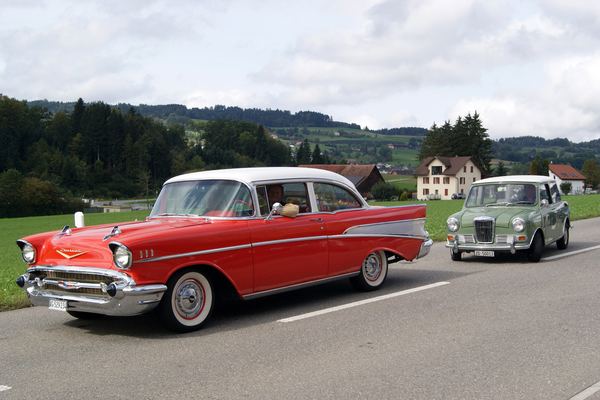 Bild: Chevrolet Bel Air 2-Door Sedan (1957) – der kleine Riley Elf reicht ihm kaum bis zu den Heckflossen – FNA-Jahrestreffen 2024