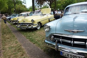 Bild Chevrolet Bel Air Convertible (1953) neben einem '53er Sedan und einem '54er Townsman – Classic Days Düsseldorf 2022