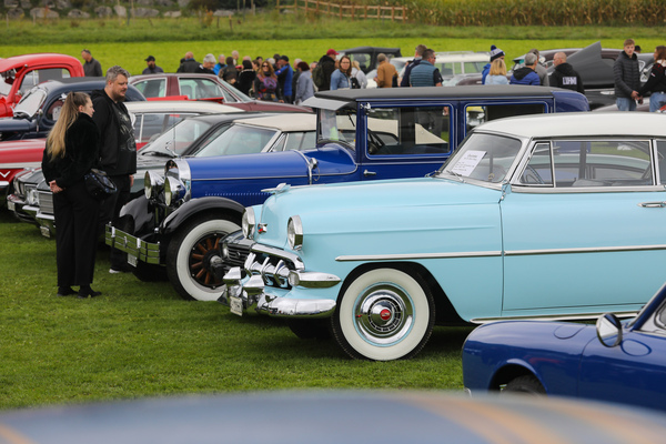 Chevrolet Bel Air Coupé (1954) - aus Schweizer Produktion, inmitten von anderen ebenfalls blauen Klassikern - FNA Jahrestreffen 2025