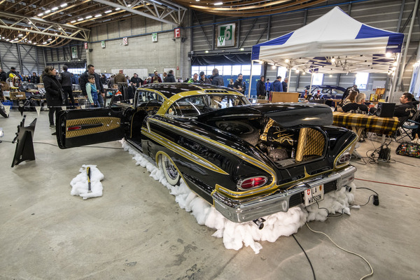 Chevrolet Bel Air Sport Coupe (1958) – am Stand der Crazy Cruisers Geneva – Swiss RetroMecanika 2023