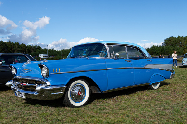 Chevrolet Bel Air Sport Sedan (1957) – in überwältigendem Blau – Oldtimer-Show Berlin 2022