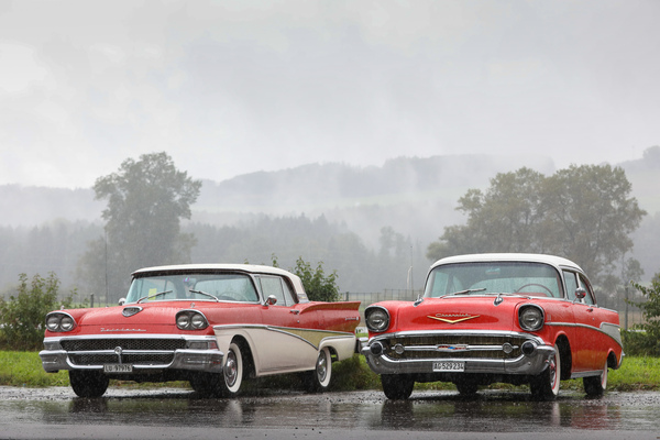 Bild: Chevrolet Bel Air Two Door Sedan (1957) - neben einem Ford Fairlane 500 aus derselben Dekade - am 48. FNA-Treffen in Triengen 2022