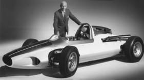 Chevrolet CERV I 1960 - Zora Arkus-Duntov mit dem Experimentalfahrzeug mit Mittelmotor und rund 355 SAE-PS Chevrolet CERV I 1960 - Zora Arkus-Duntov mit dem Experimentalfahrzeug mit Mittelmotor und rund 355 SAE-PS