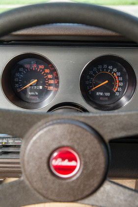 Chevrolet Camaro "Berlinetta" (1981) - Tacho bis 220 km/h, Drehzahlmesser bis 7000 Umdrehungen pro Minute - man wird auch etwas übertreiben dürfen