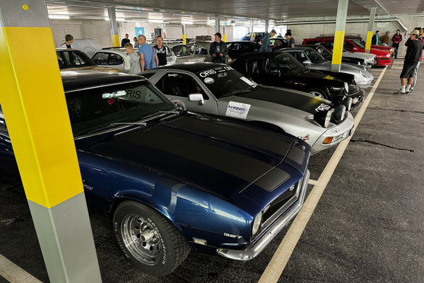Bild: Chevrolet Camaro, Porsche 928 und viele andere Oldtimer in den überdachten Parkgeschossen des Catrina Resort - 5. Oldtimer Treff Survselva 2024