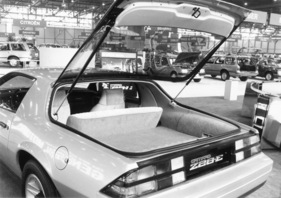 Chevrolet Camaro Z 28 E (1982) - am Genfer Automobilsalon von 1982 - im hintersten Teil des Kofferraums befindet sich ein abschliessbarer und von aussen nicht einsehbarer zusätzlicher Stauraum