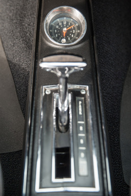Chevrolet Chevelle Super Sport 396 Coupe (1966) – Zeituhr vor dem Automatik-Wählhebel auf dem Mitteltunnel